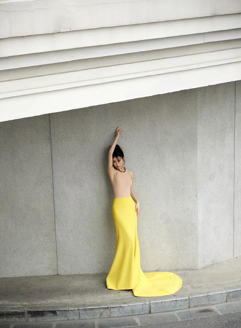 袁咏珊这裸色上衣远看像没穿衣服一样