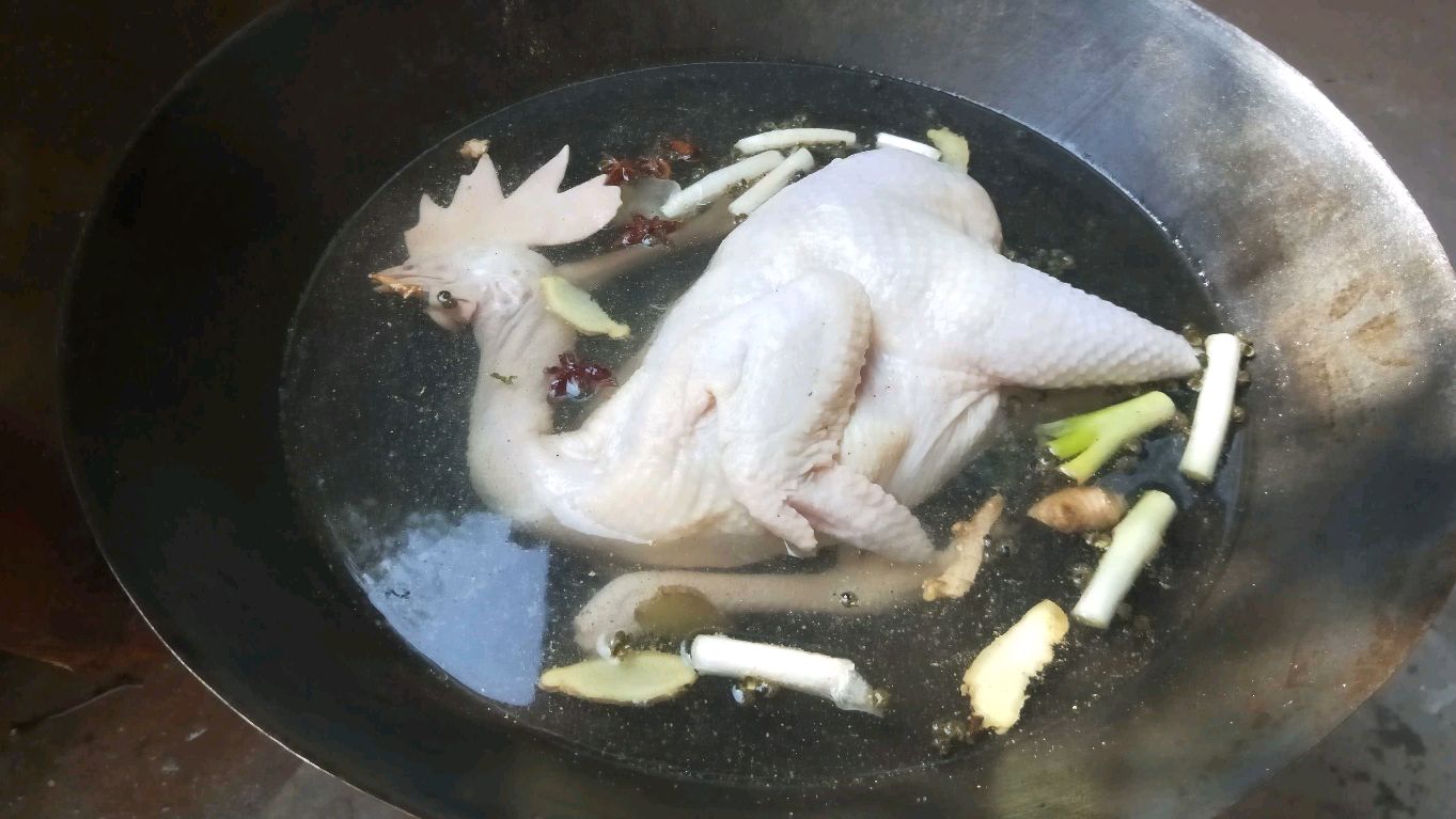 四川凉拌鸡,放这些佐料煮熟后,再放上葱姜蒜、小米椒凉拌。美味