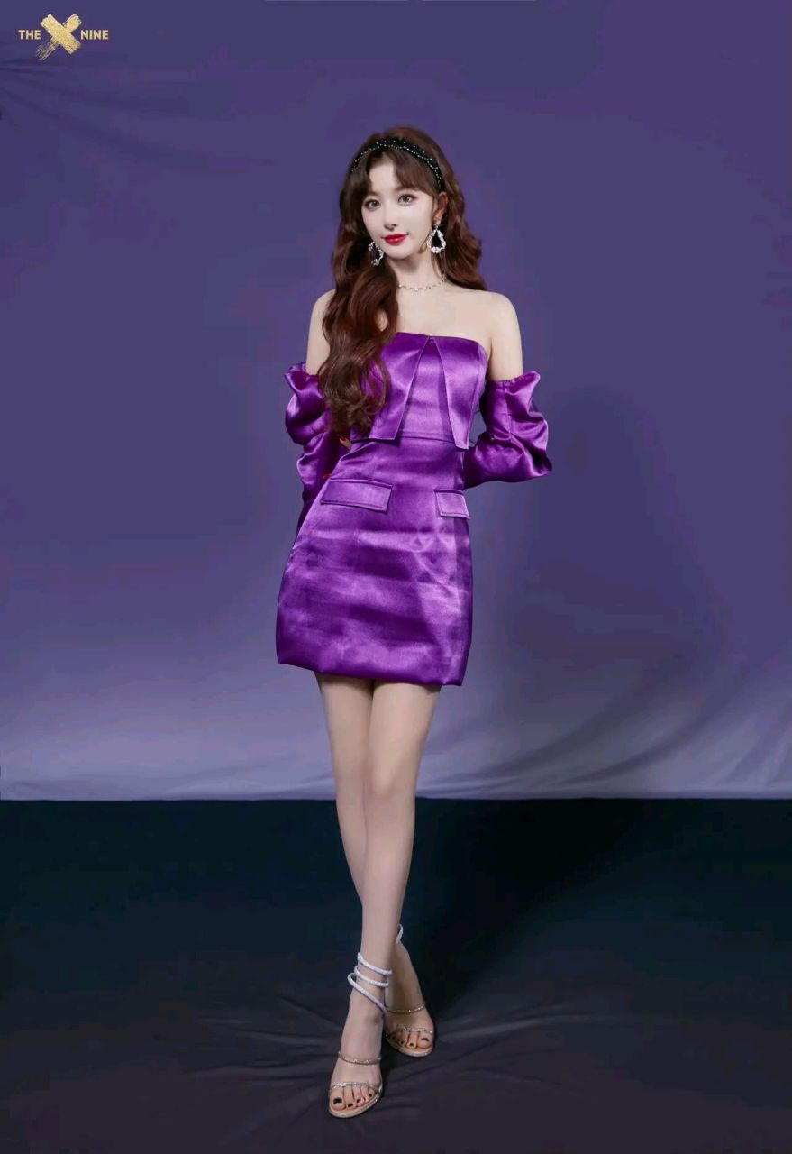 孔雪儿紫色抹胸礼服造型#一眼沦陷# #明星出圈的穿搭# #惊艳瞬间