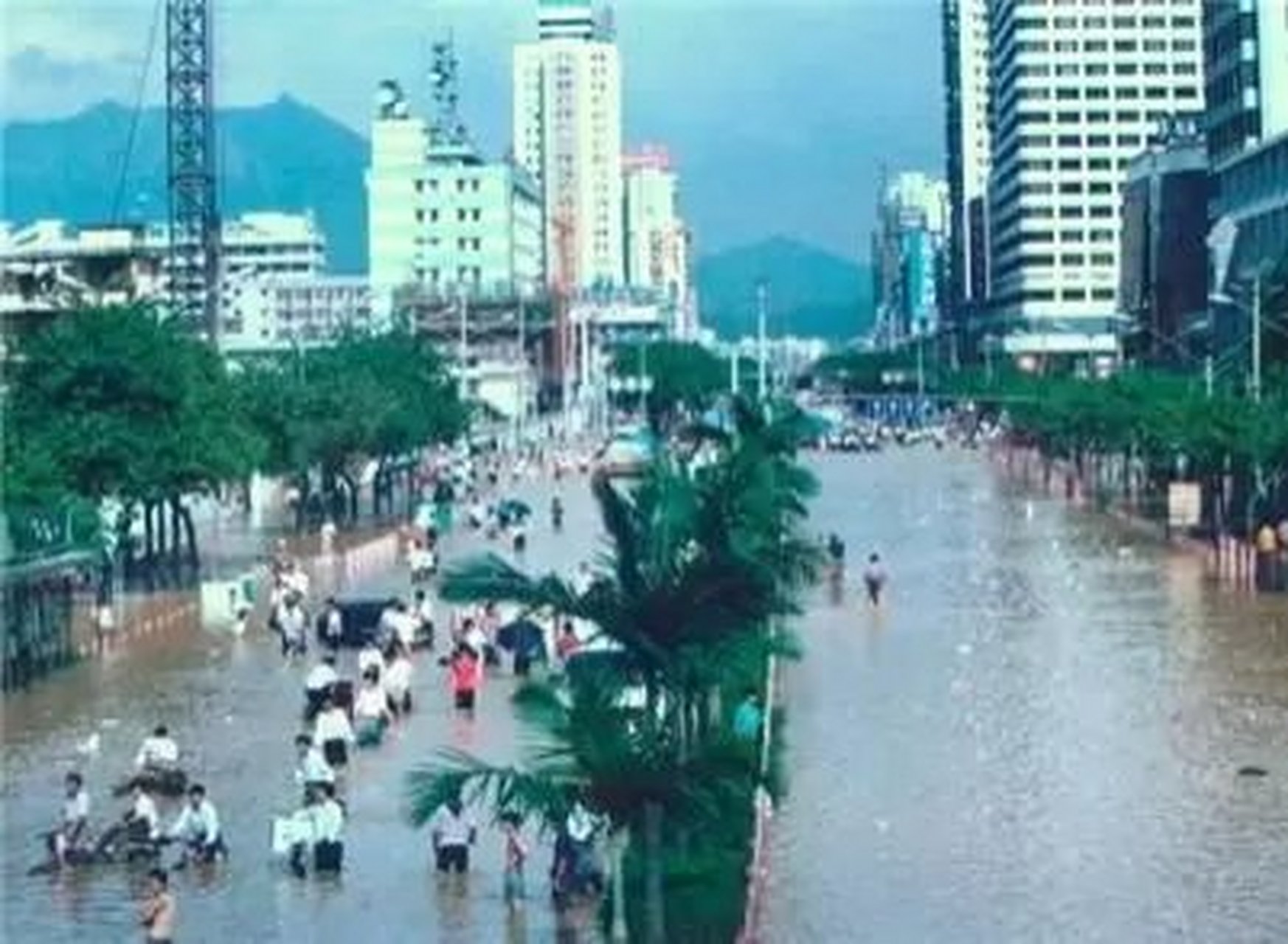 珍贵历史照片# 1997年,深圳罗湖区深南东路,左边是电信大厦,右边是