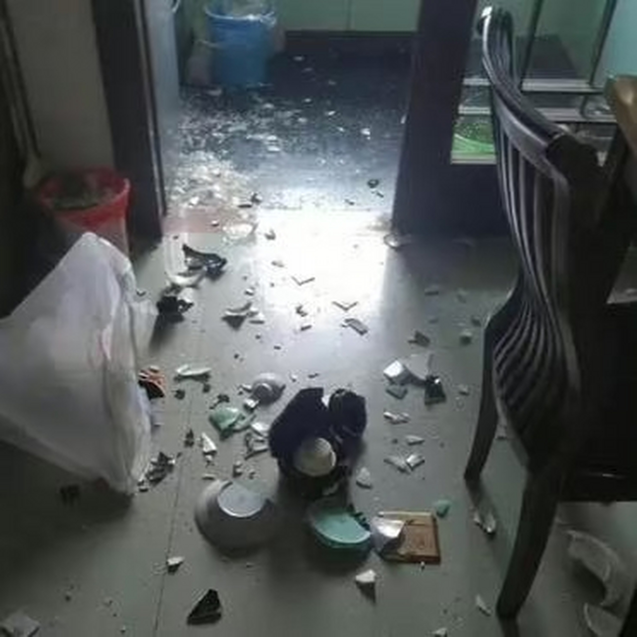 两夫妻不要一吵架就摔东西 没有意义