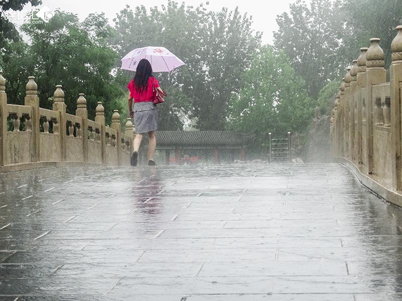 雨中背影图片女图片