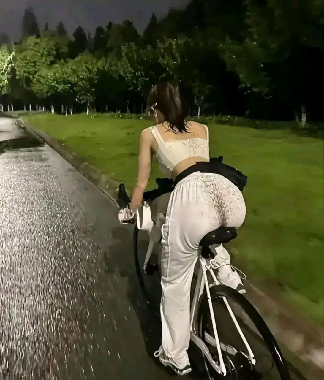 沥林的道路,疯狂追着白衣骑车女,想告诉他,装个挡泥板不好吗?