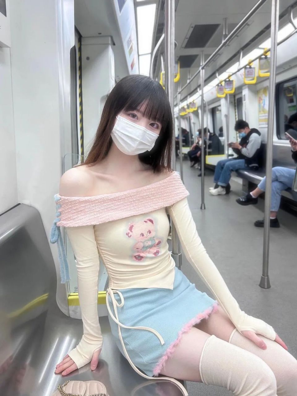 地铁美女时尚穿搭