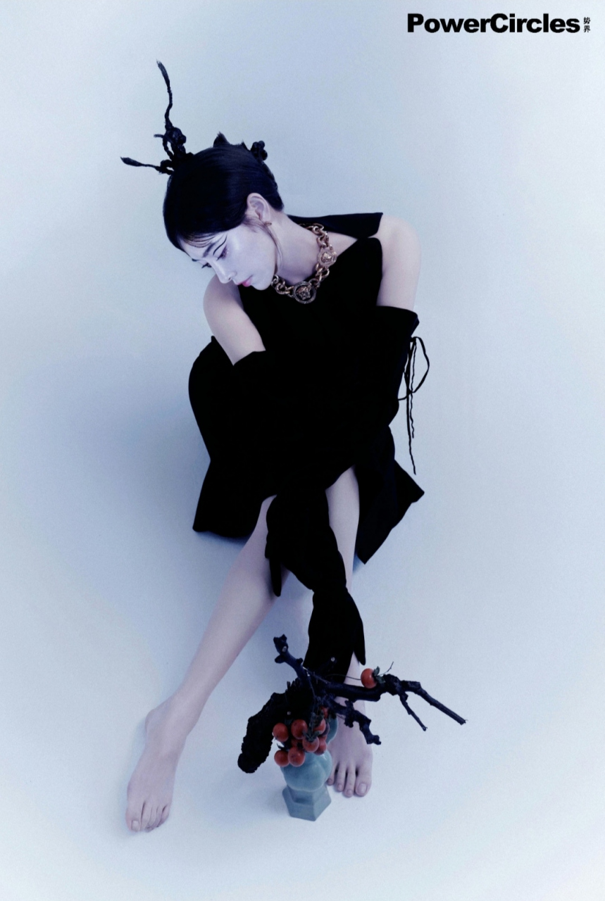 歌手许佳琪光脚拍摄写真集,2023年,许佳琪参加微博音乐盛典并获得年度