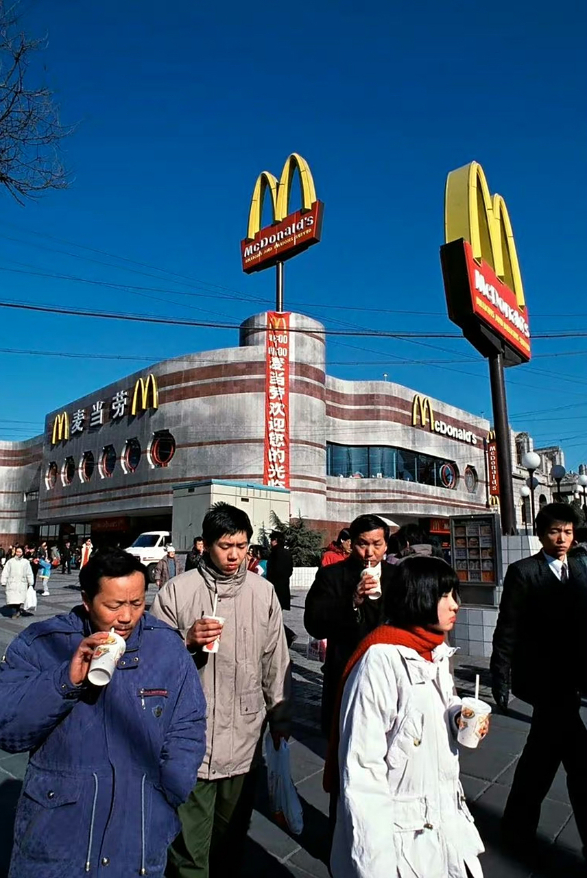 1995年,北京王府井大街,麦当劳外的人们
