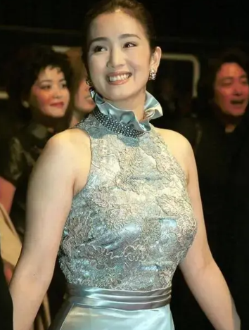 宁静的胸,许睛的臀,巩俐的眼,让我看到了中年女星的"性张力"