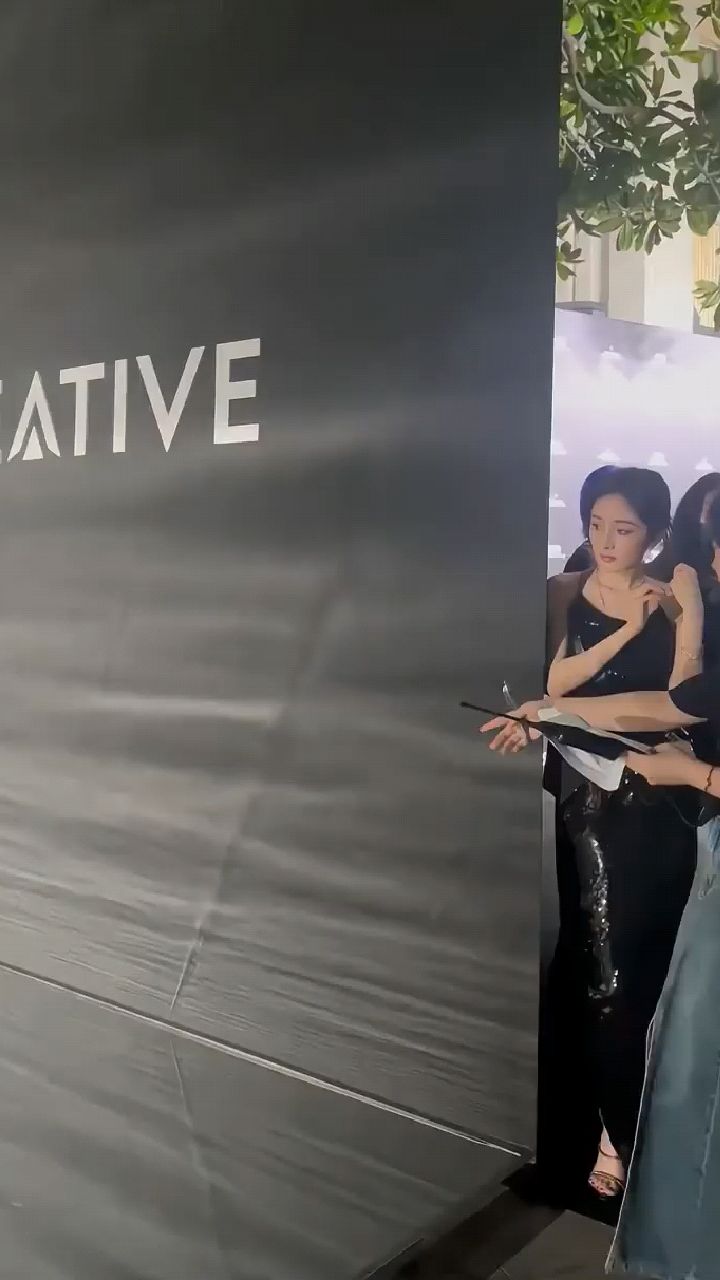 好尴尬!杨幂穿着性感的开叉裙,因为地板反光不小心导致走光.