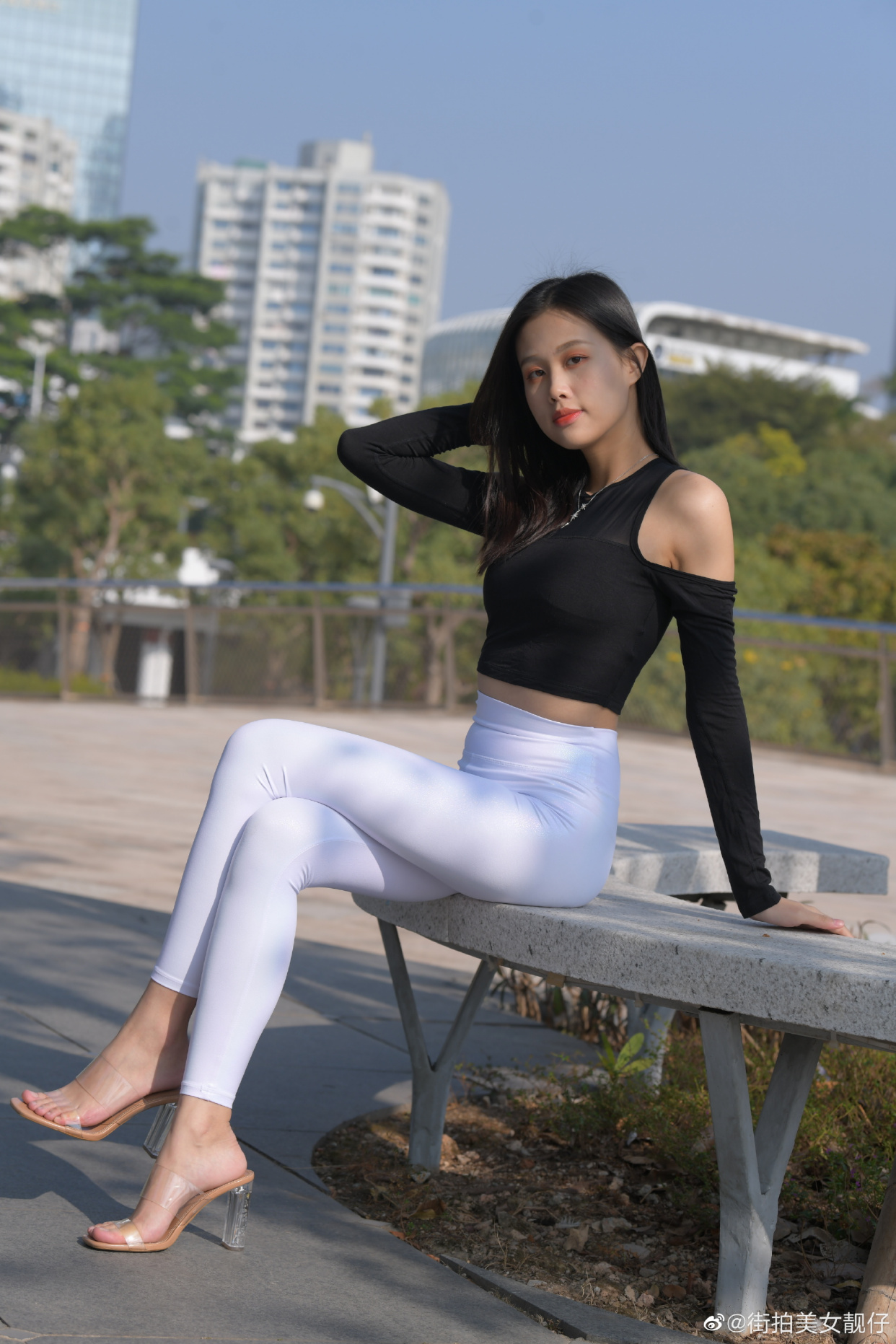 瑜伽裤街拍,小卖部里的白色瑜伽裤美女!