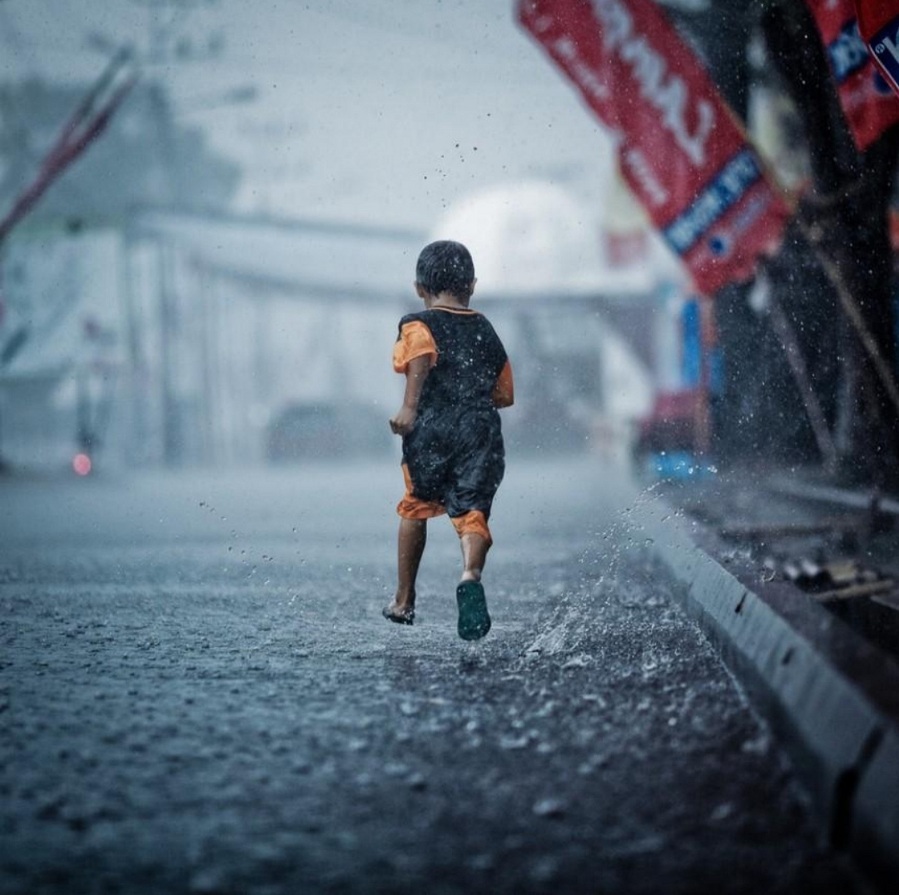 雨中奔跑唯美图片