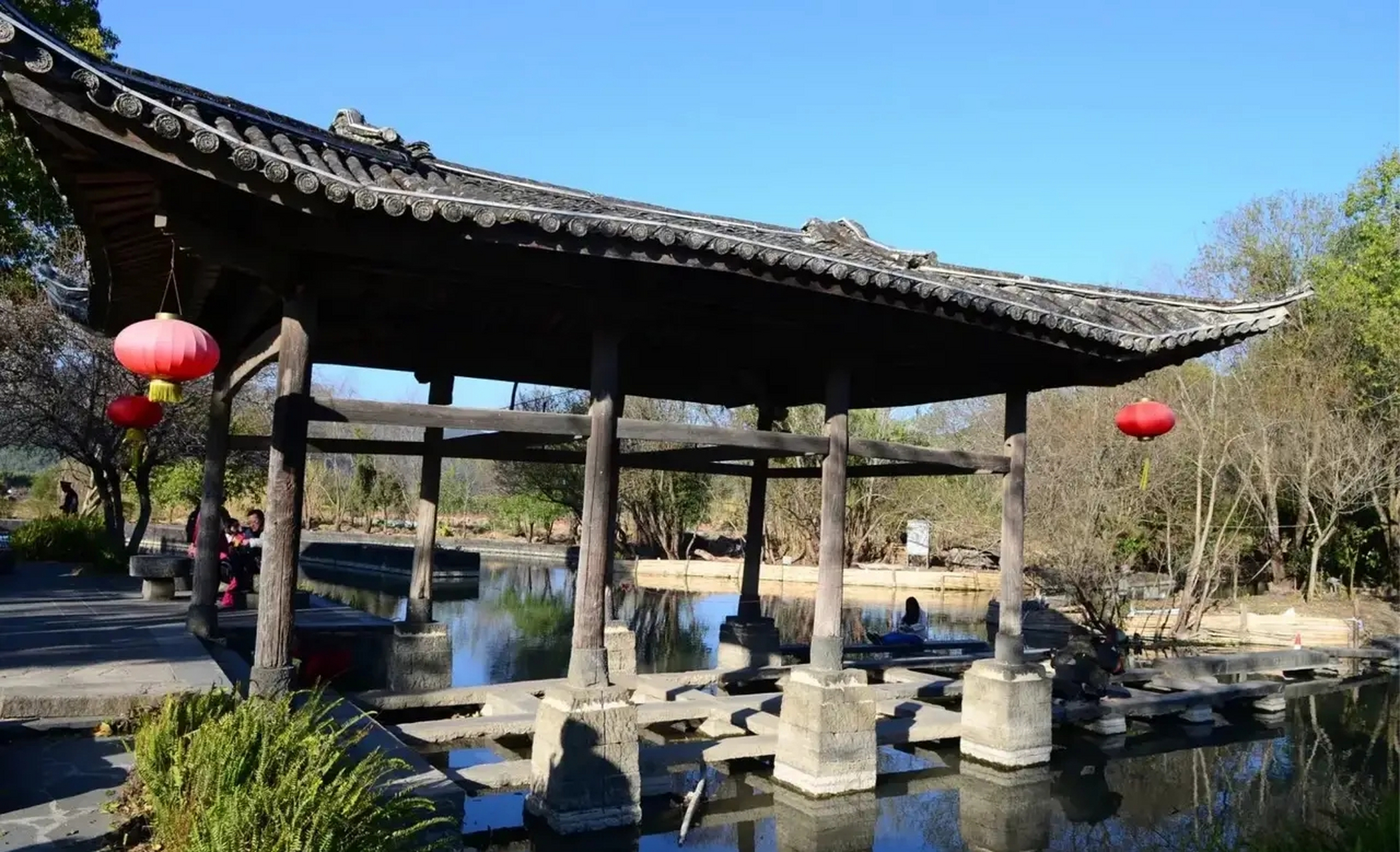 村妇在小亭子里洗衣,这种全国独有的洗衣亭在和顺有六座