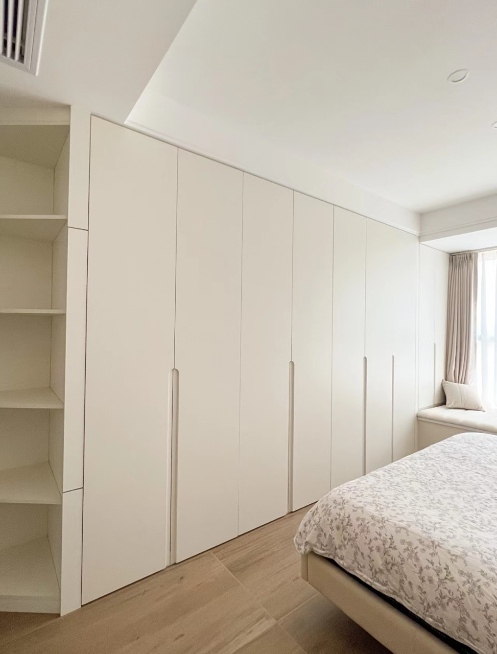 卧室安装了一排床尾柜,两口子的衣服都有地方放了,而且很显卧室的整洁