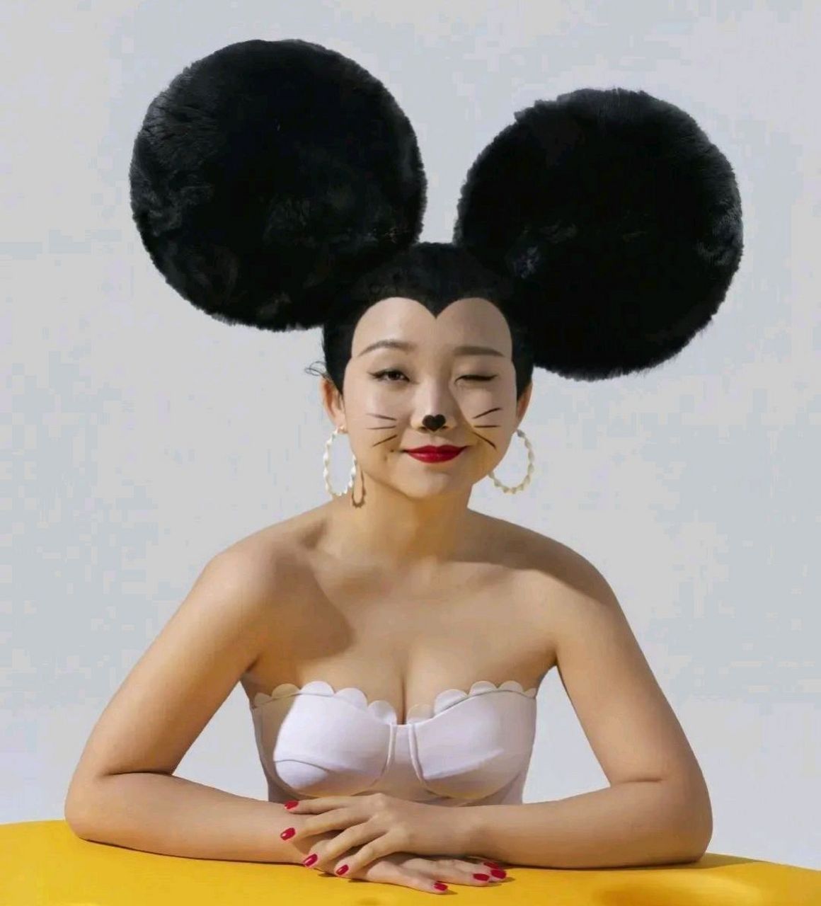 辣目洋子男人装的时尚大片,你们感受到来自胖女孩的美了吗?