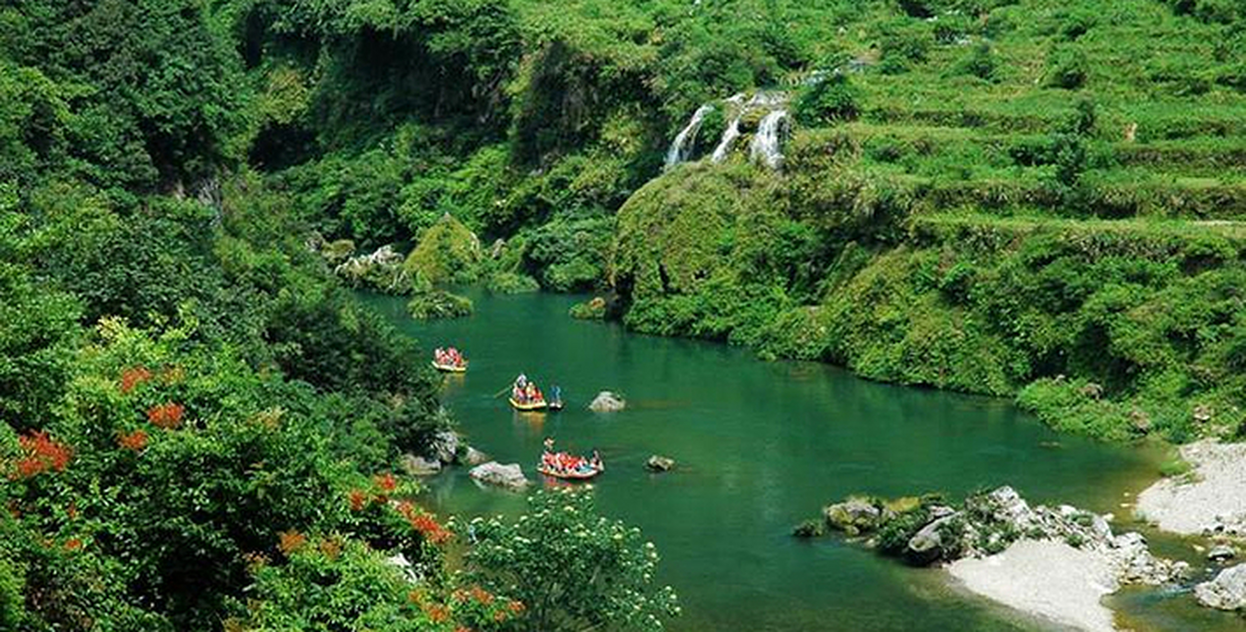猛洞河水量充沛,河流度大,滩多浪急,峡谷幽深.两岸古木奇石,清泉流瀑.