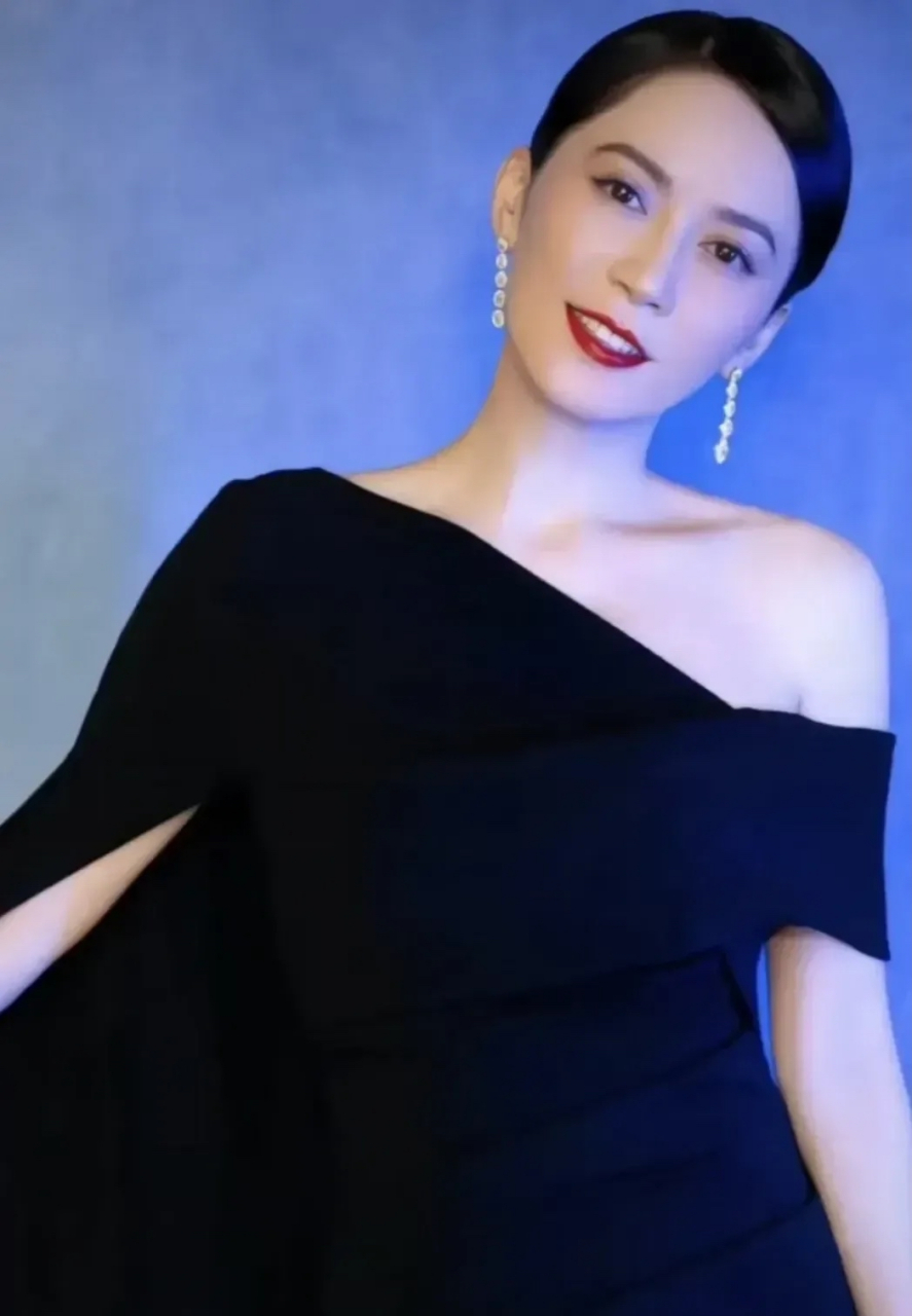 七一年的女演员俞飞鸿,身高一百六十五,体重五十公斤;七五年的女演员