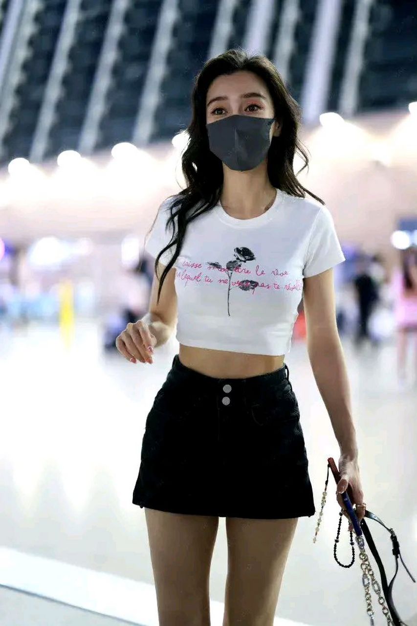 杨颖身穿白色t恤搭黑色小短裤,清爽又减龄 67真是满满的高级感,气质