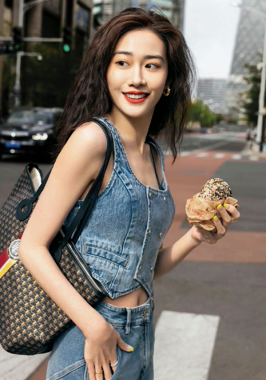 范帅琦# 甜美酷飒的俏丽美女,性感撩人的小蛮腰,白皙细嫩的大长腿,勾