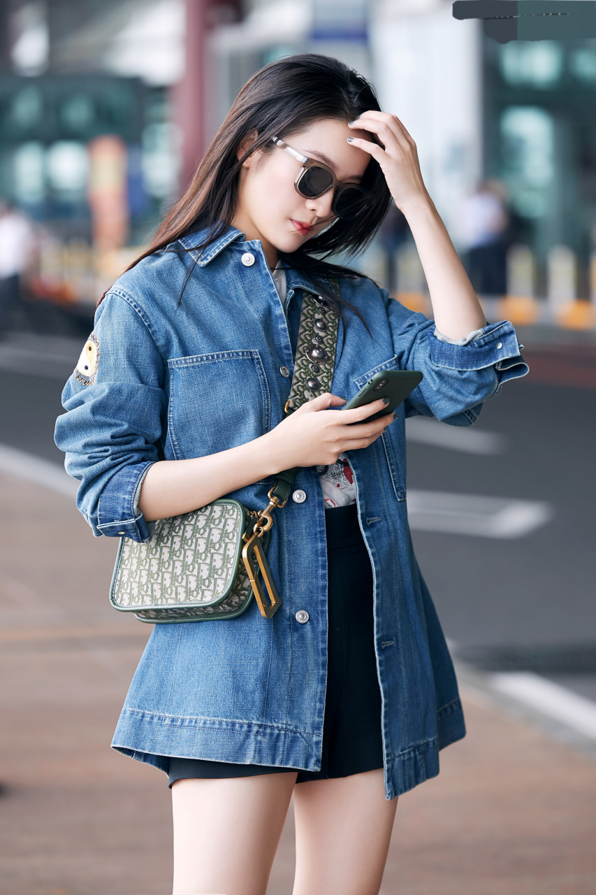 张雪迎现身机场,一身牛仔上衣青春有活力,穿牛黑色短裤大秀美腿#明星