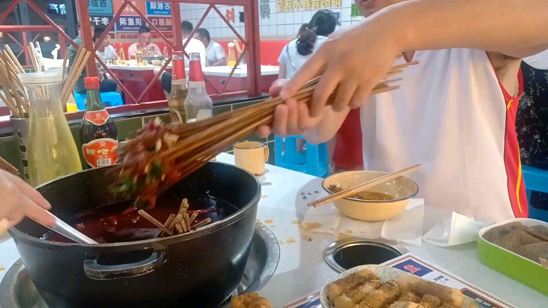 暴雨下不停,吃火锅串串菜品实惠鲜美,美女坐周围作陪