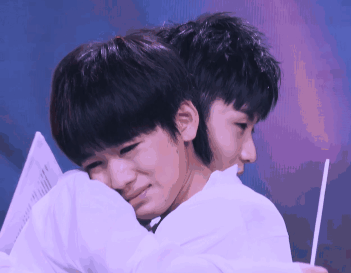 跟踪回家,躲厕所隔间偷听,"大炮"怼脸,tnt的私生到底多疯狂