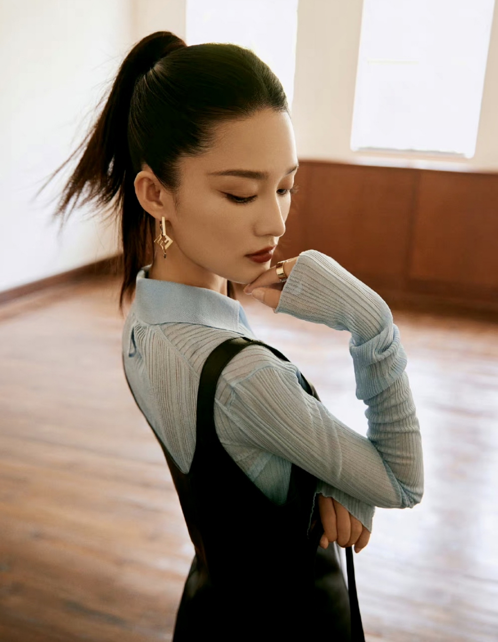 李沁黑色超短皮裙好飒,来喽来喽,出席活动照曝光,她真的好好看呀,这次