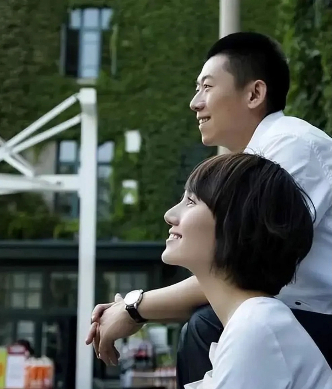 一部封神夏雨袁泉夫妻结婚14年首度同框.和偶像费翔演夫妻.