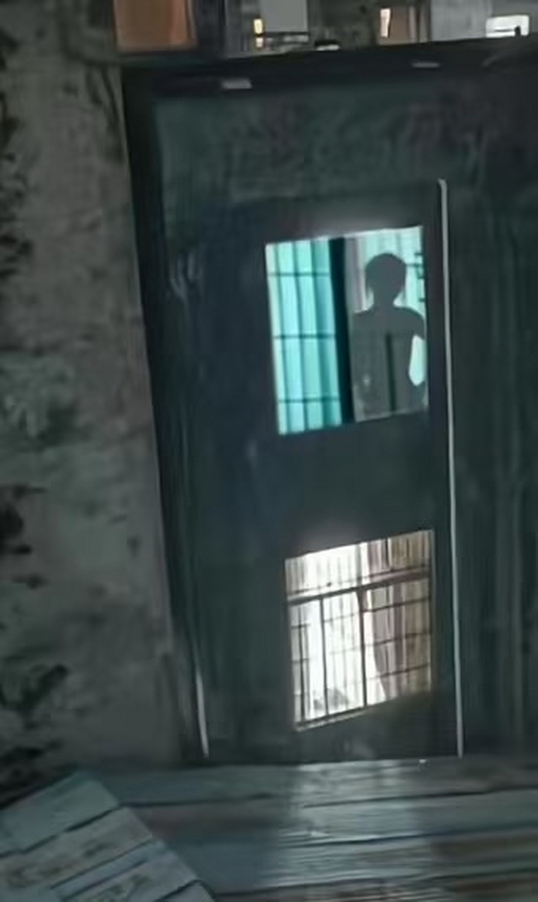 这个女人唱歌好难听啊,半夜扰民不厚道吧