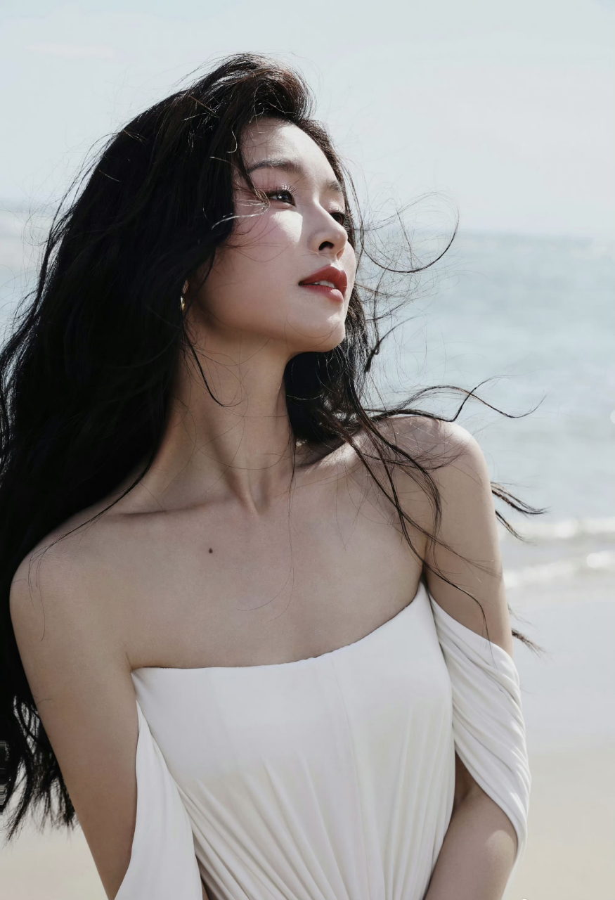 文咏珊身着白色长裙海边沙滩写真,完美身材让人羡慕,气质与颜值神的