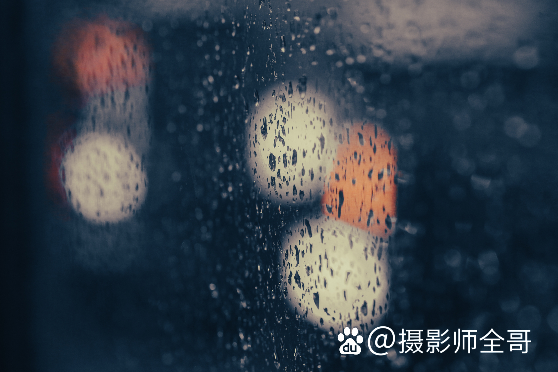 背景选择对面有商家霓虹灯或车灯为背景,拍摄时间尽量