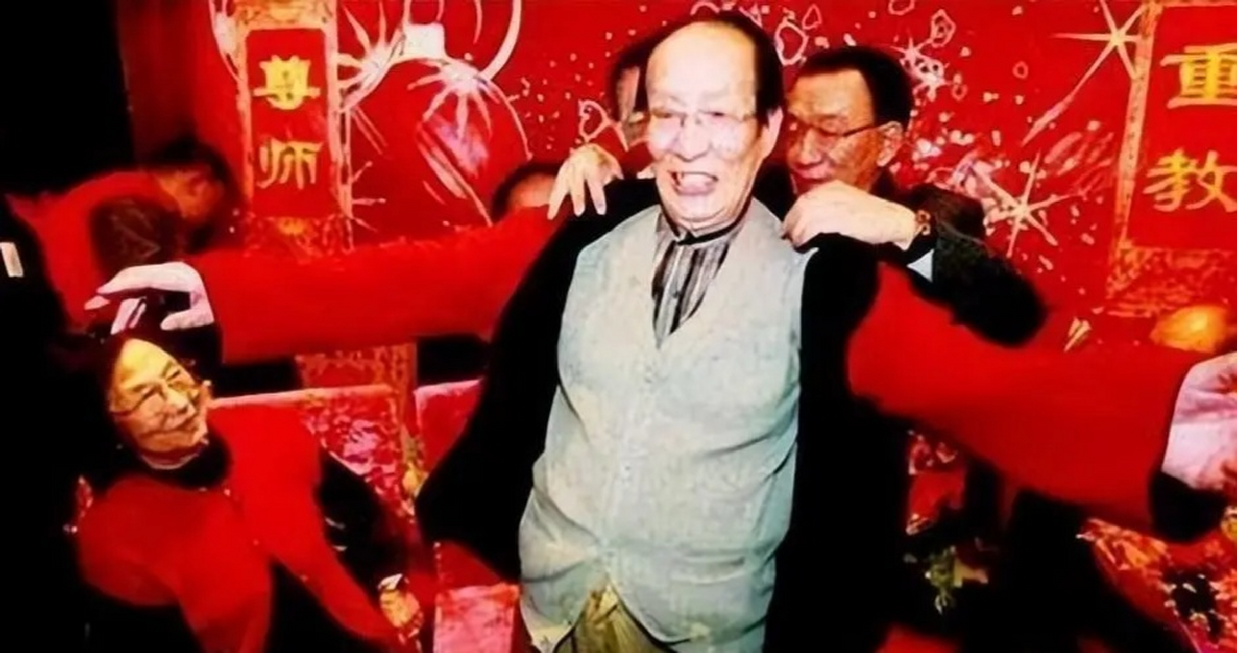 30万拜师常宝华,但在拜师现场,牛群大发雷霆,怒道:"今天的拜师仪式