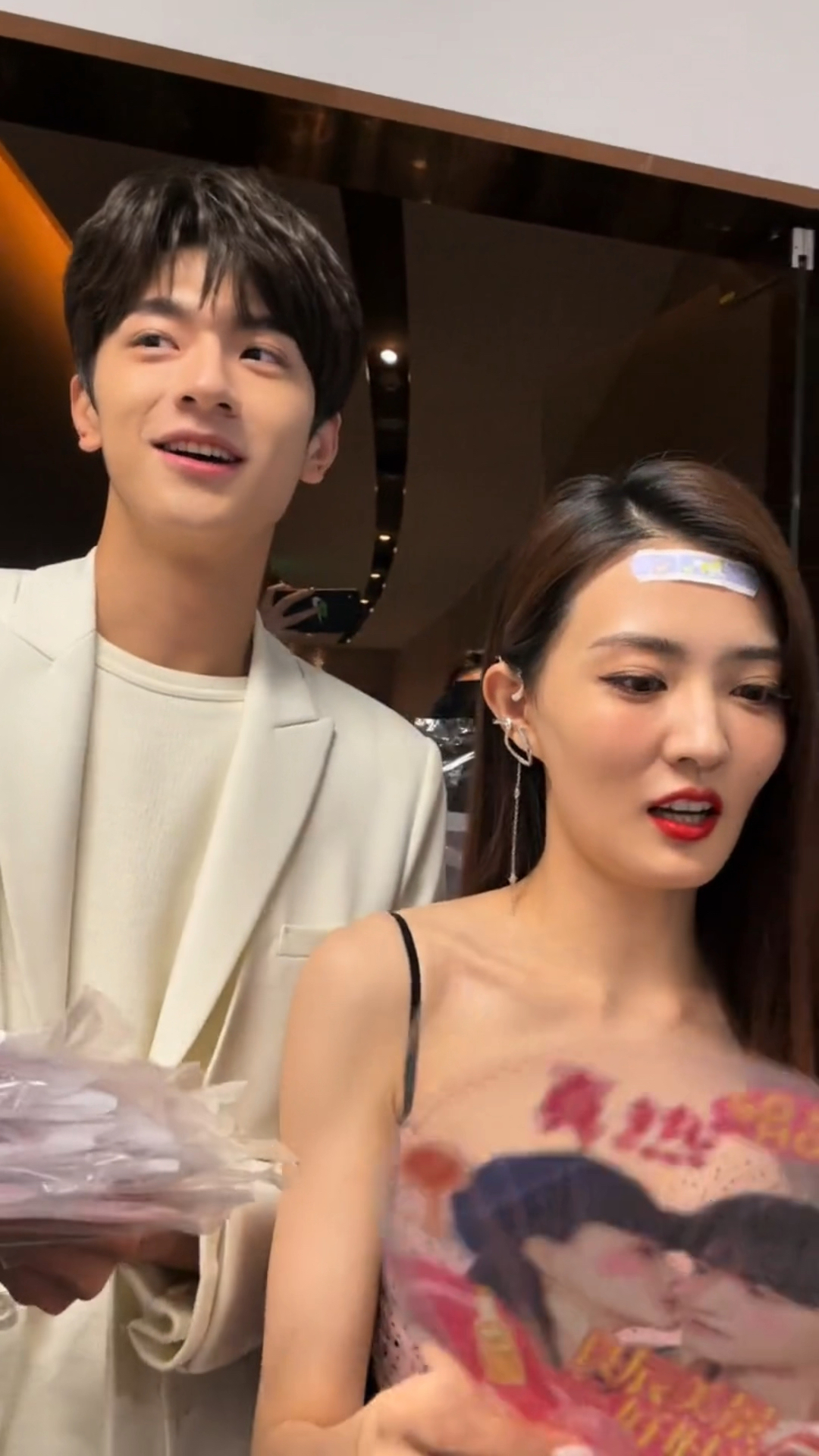 徐璐林一来上班了俊男美女太养眼