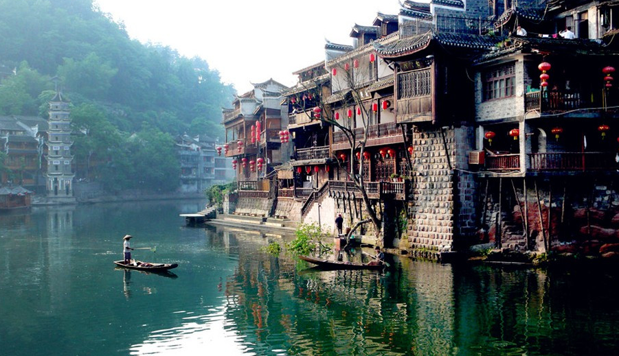 凤凰古镇,一处位于中国湖南省的著名旅游景点,曾因高额的门票收入而