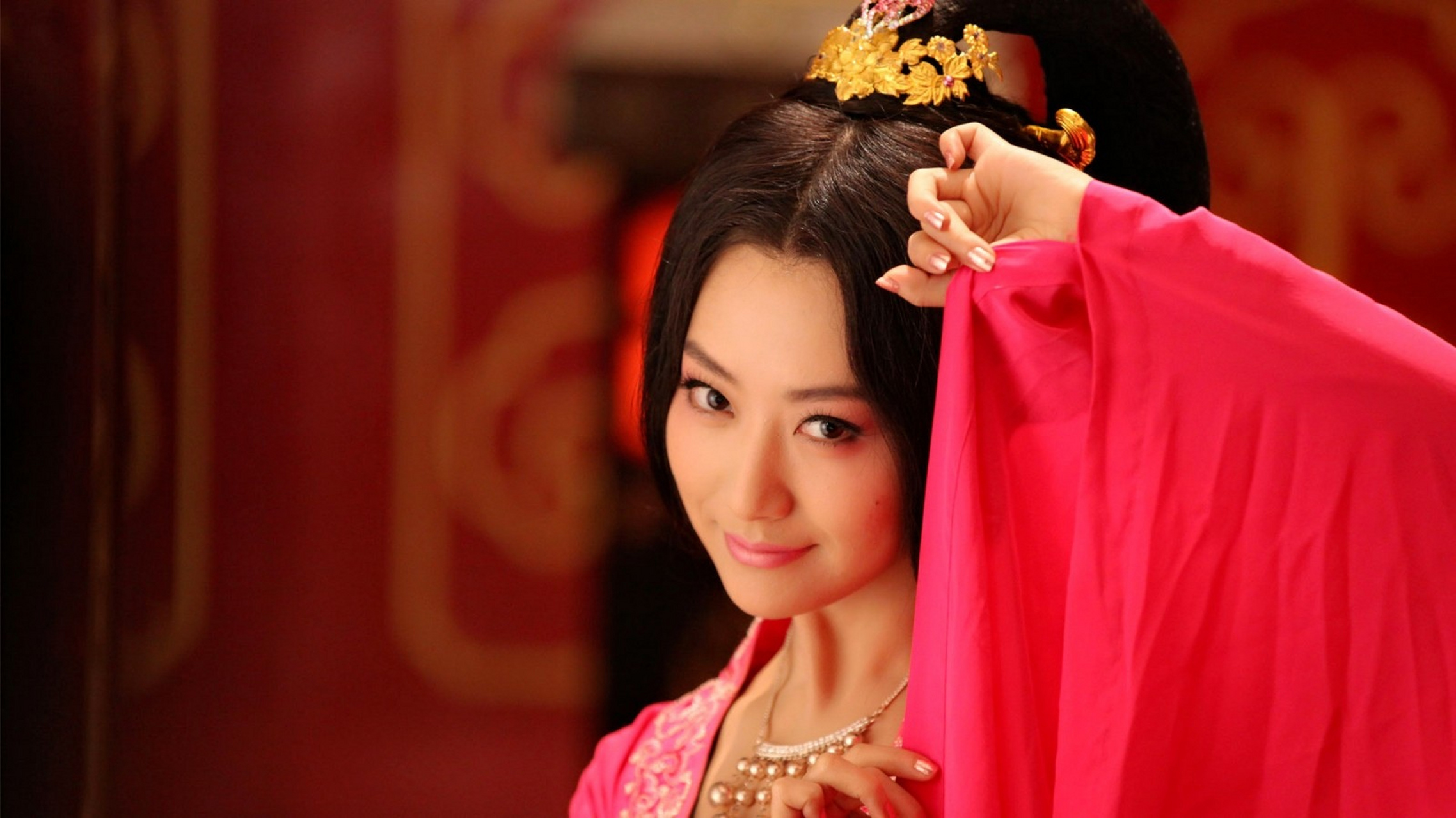 一个风雨交加的夜晚,宫女们都已歇息,萧皇后躺在床上翻来覆去无法入眠