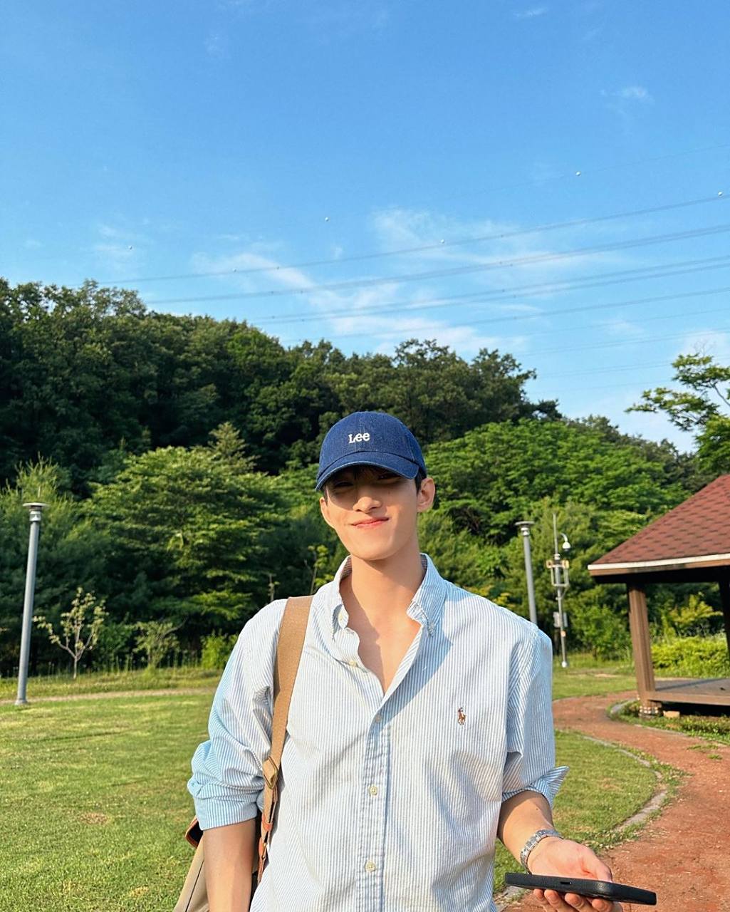 seventeen李硕珉po照! 李硕珉身穿白色衬衫和牛仔短裤出游.