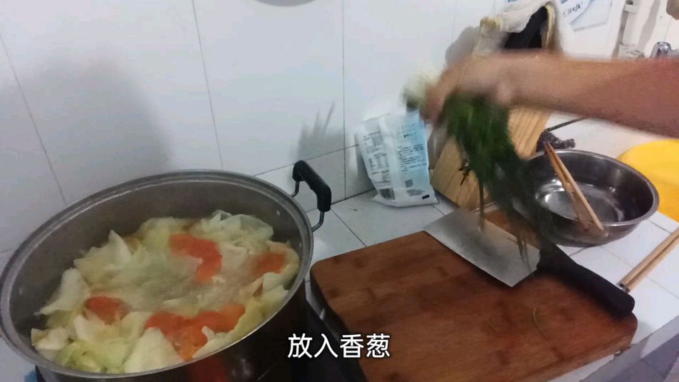 勇勇在贵阳,煮一锅莲花白酸汤菜,清凉爽口一夏天