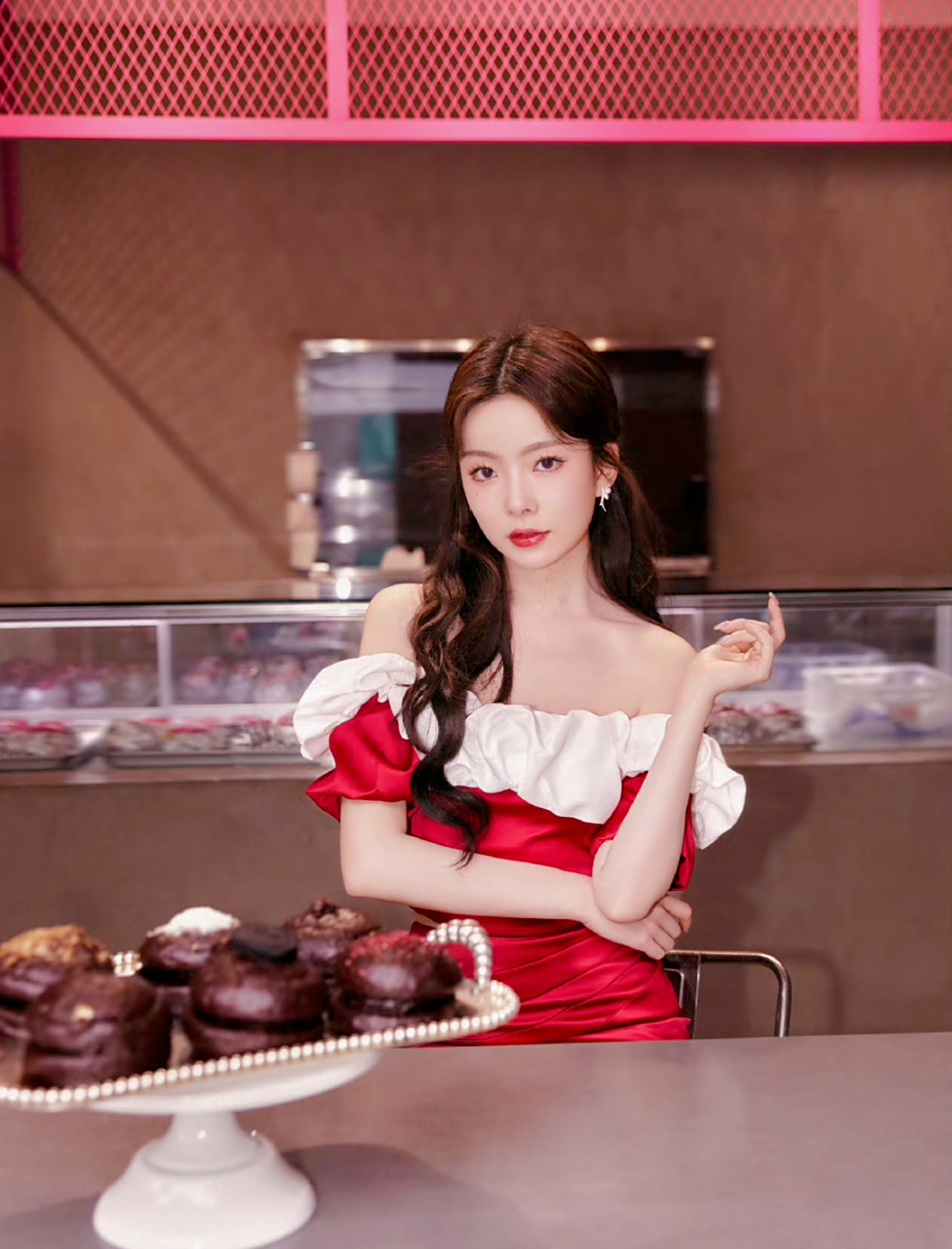 陈卓璇红丝芭比裙装极具诱惑,好身材一览无余 #陈卓璇芭比造型