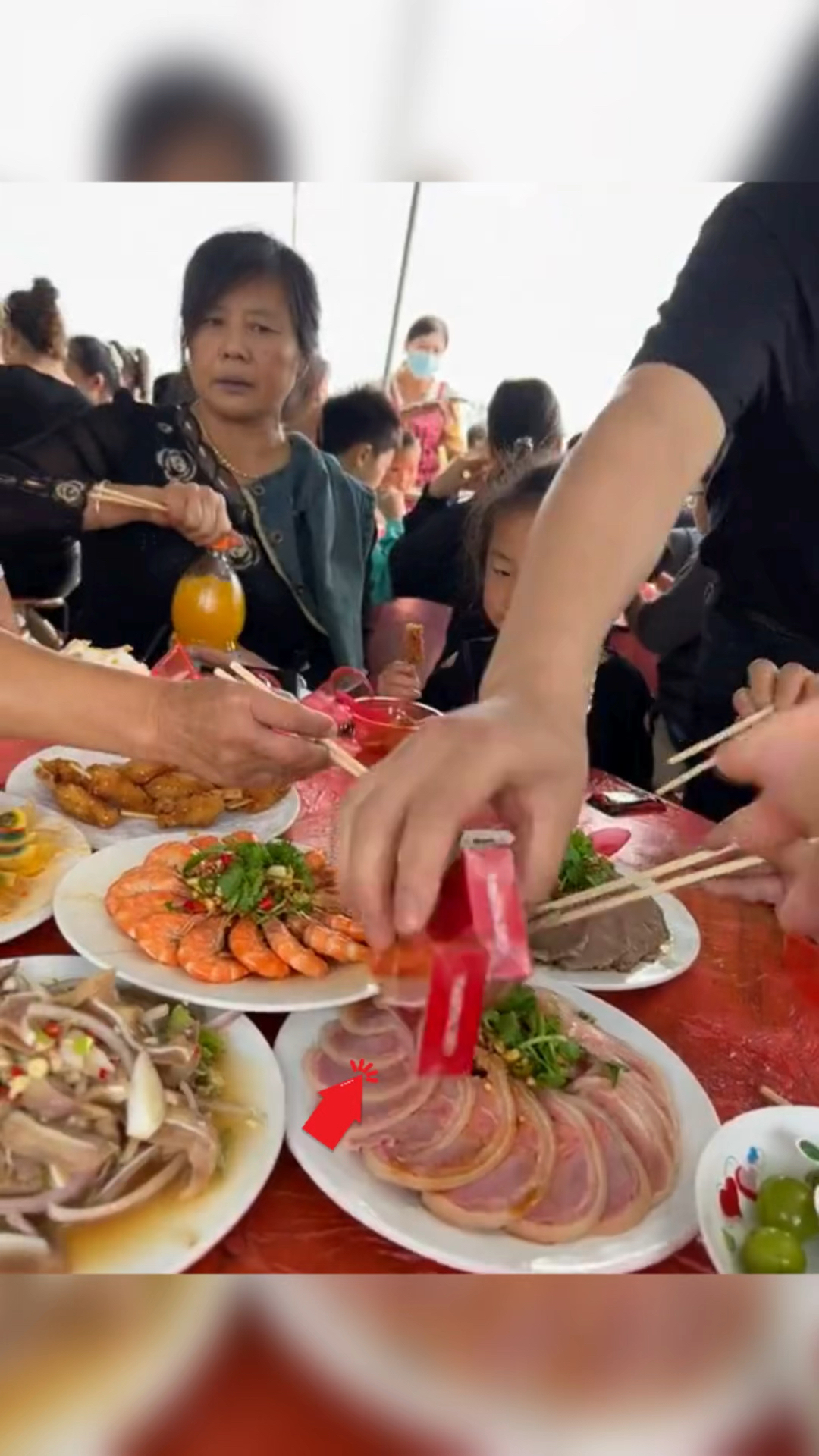 吃席抢烟名场面!