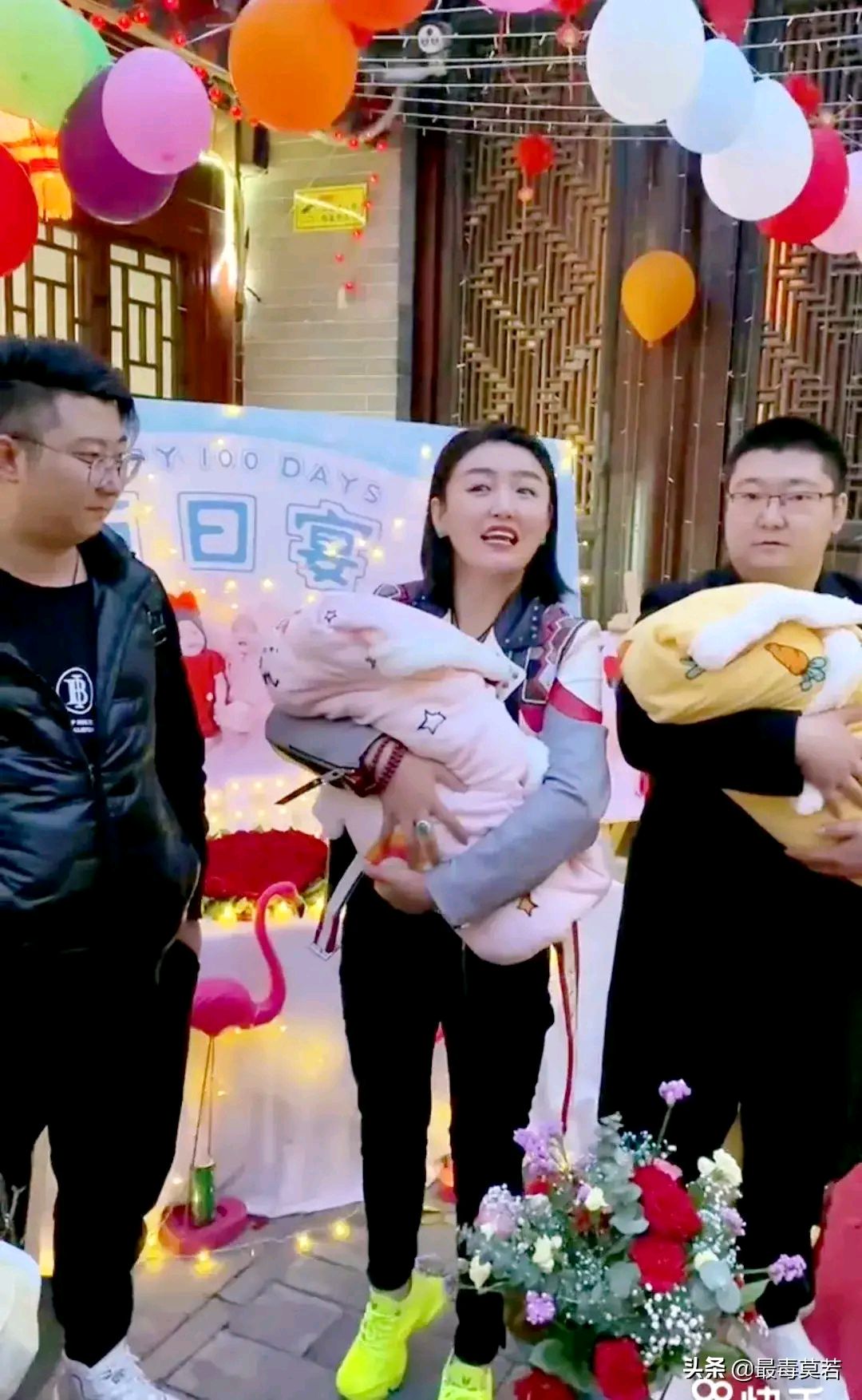 娇娇和老公朱抱着孩子