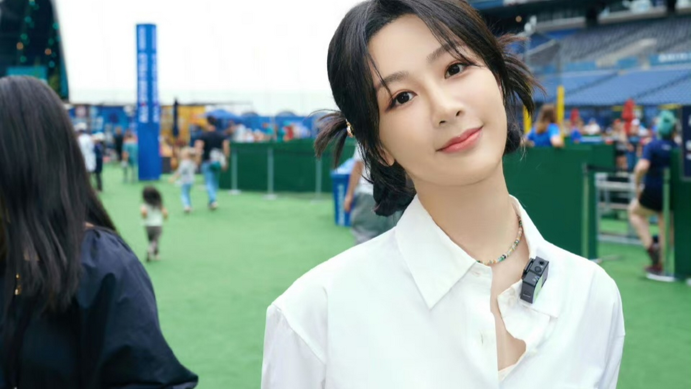 杨紫白衬衫双丸子头# 杨紫最新状态白衬衫双丸子头造型太青春靓丽了