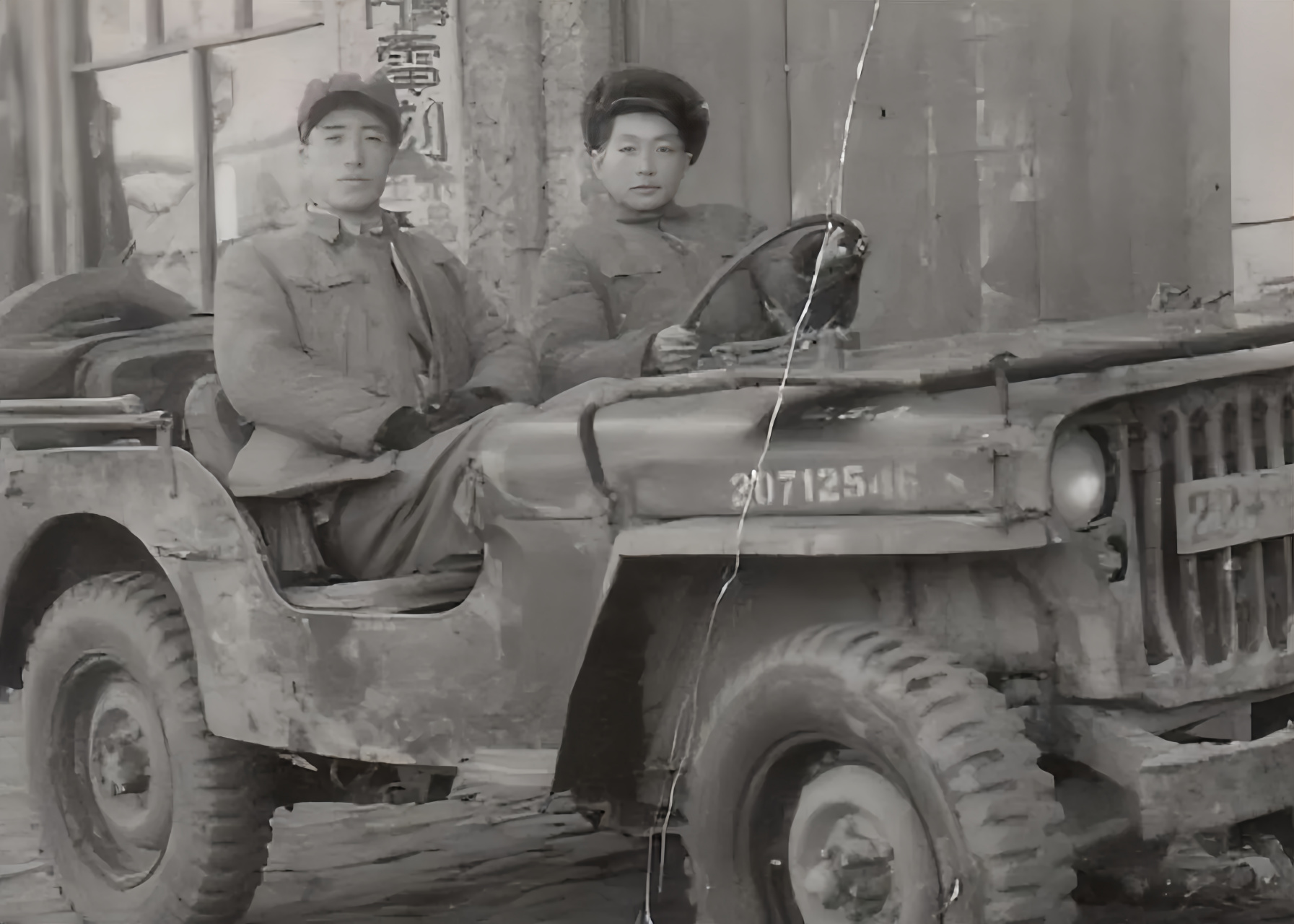 1948年,宋时轮开吉普车误入国军阵地,被一个营的国军围堵,他心想不得