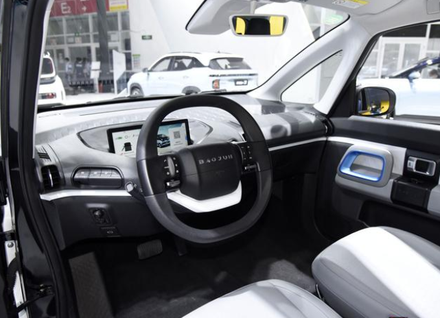 外观和内饰多种配色的新宝骏e300,性能不逊色燃油车,值得购买吗