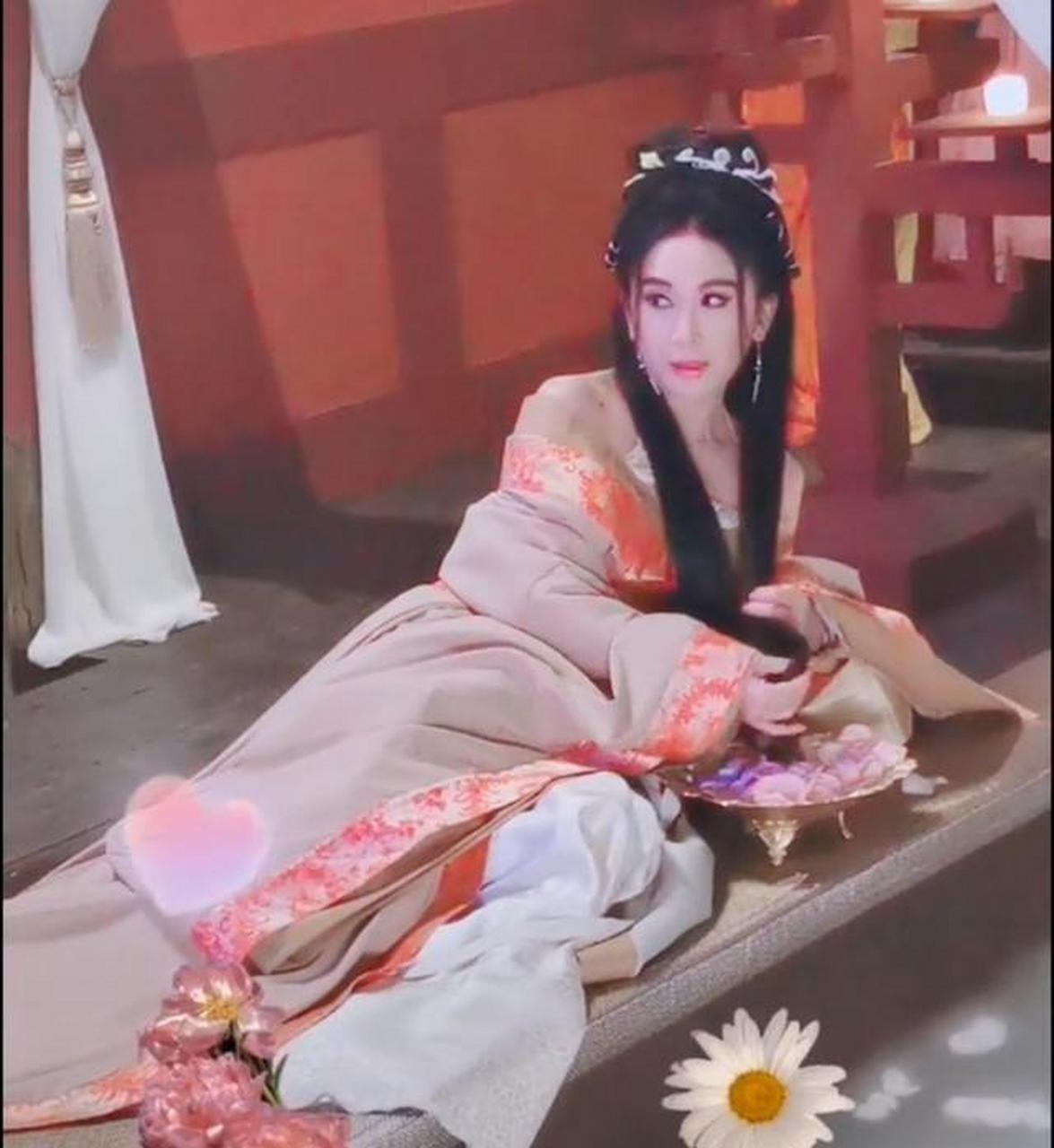 54岁温碧霞版妲己, 娇媚可人一如当年, 一点没变的眼神妖娆魅惑, 一举