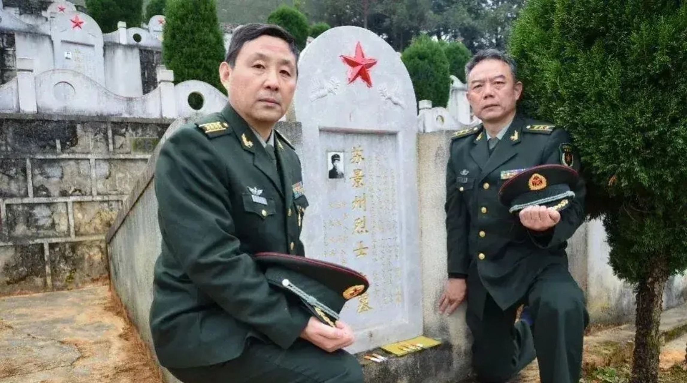 这是一张老山战斗英雄胡国桥与一等功臣王曙光的合影,两位英雄在苏