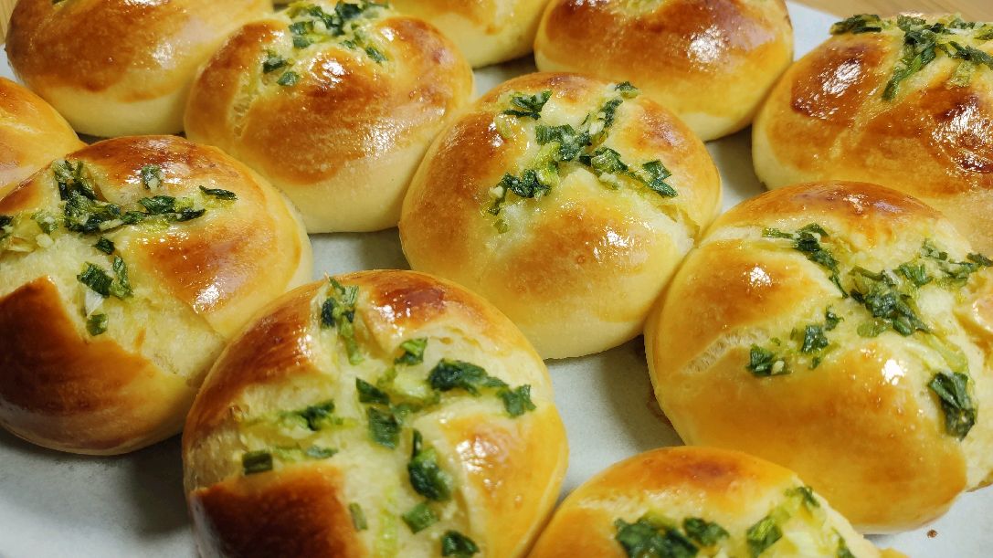 葱油面包早知道这个配方就好了,1碗面粉1颗鸡蛋,柔软香甜超好吃