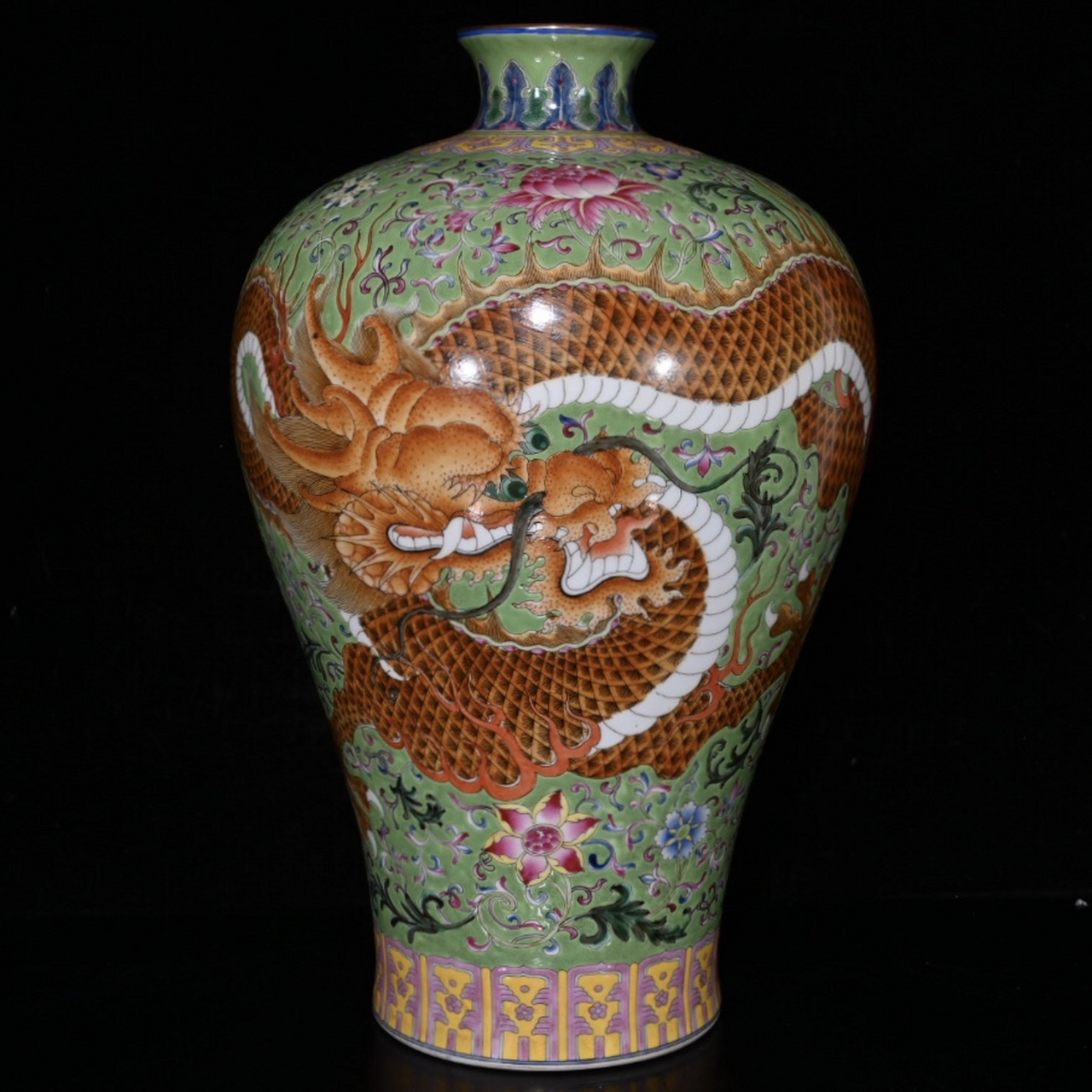 大清乾隆年珐琅彩描金开片龙纹回流梅瓶h(40.5×24cm)