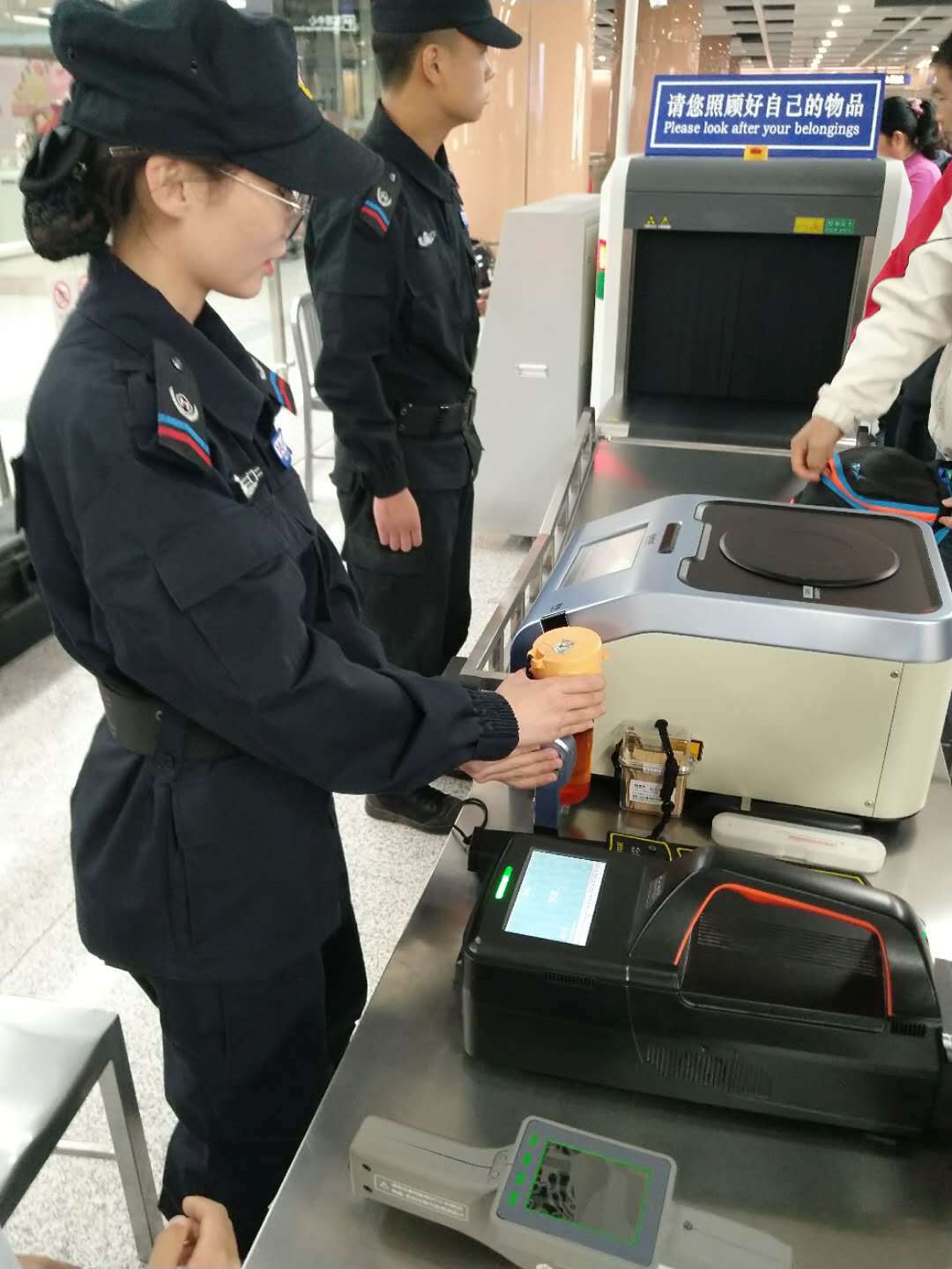 长春地铁安检员疑似对着空气安检,被乘客质疑,官方回应