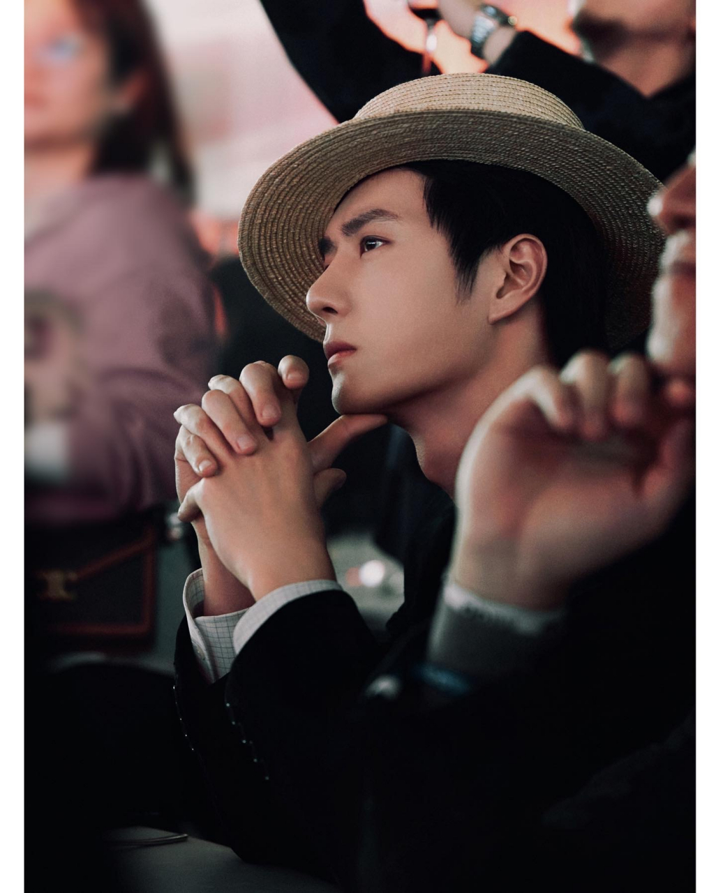 王一博:西装外套加礼帽,绅士范,有点重回电影里的感觉