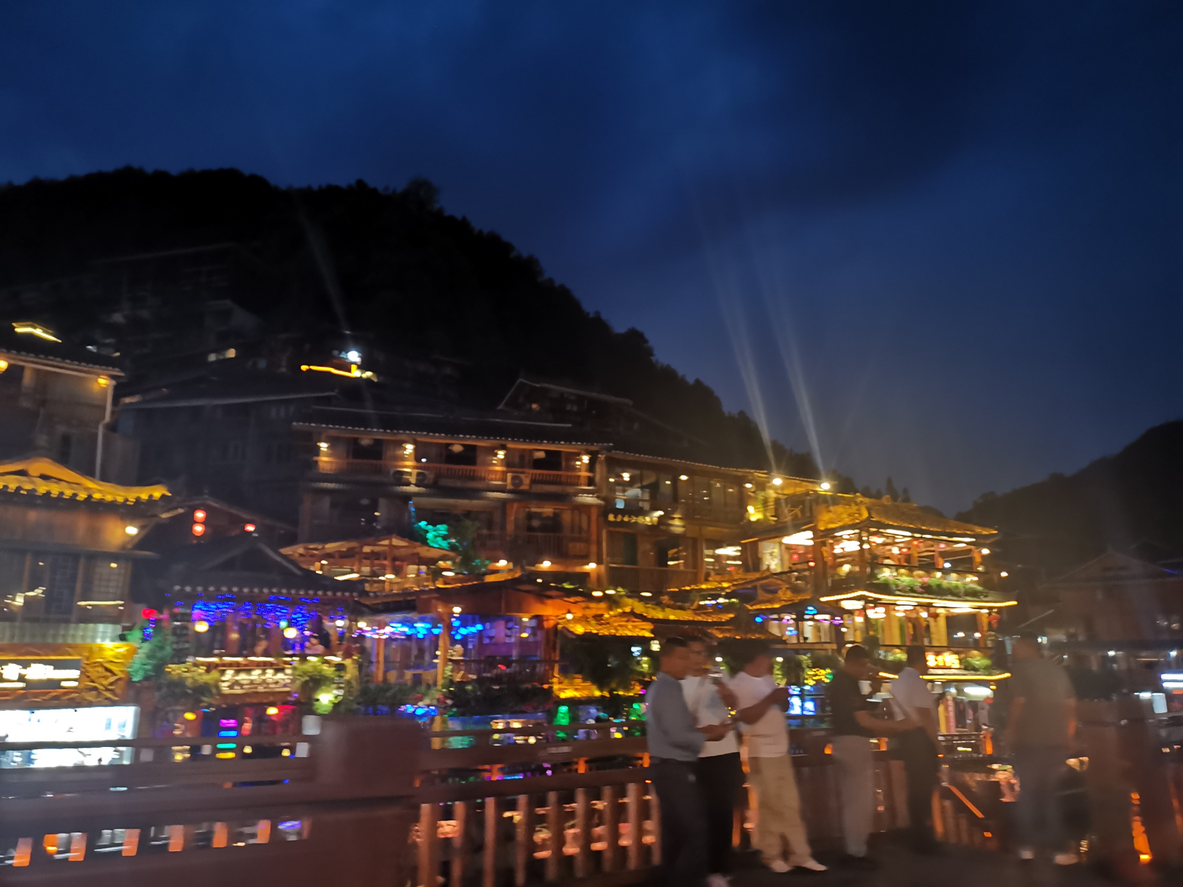 夜幕降临,西江千户苗寨点亮灯火,将苗寨夜景点缀得璀璨炫目.