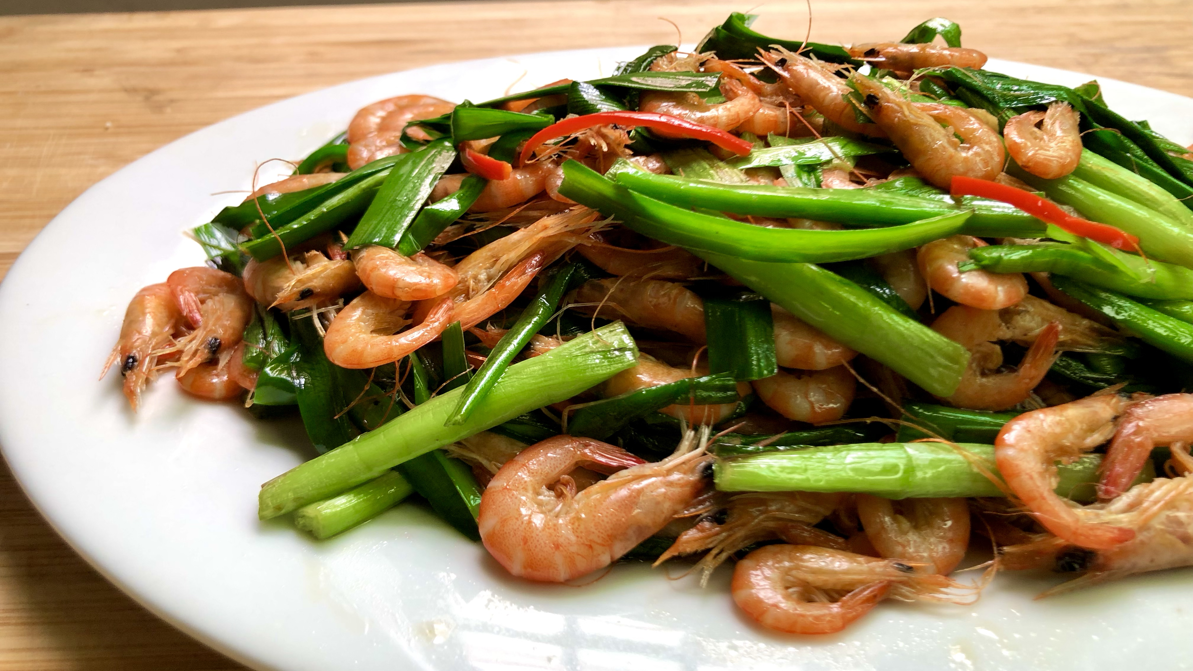 秋季正是吃河虾的季节,大厨教你韭菜炒河虾,男人要多吃