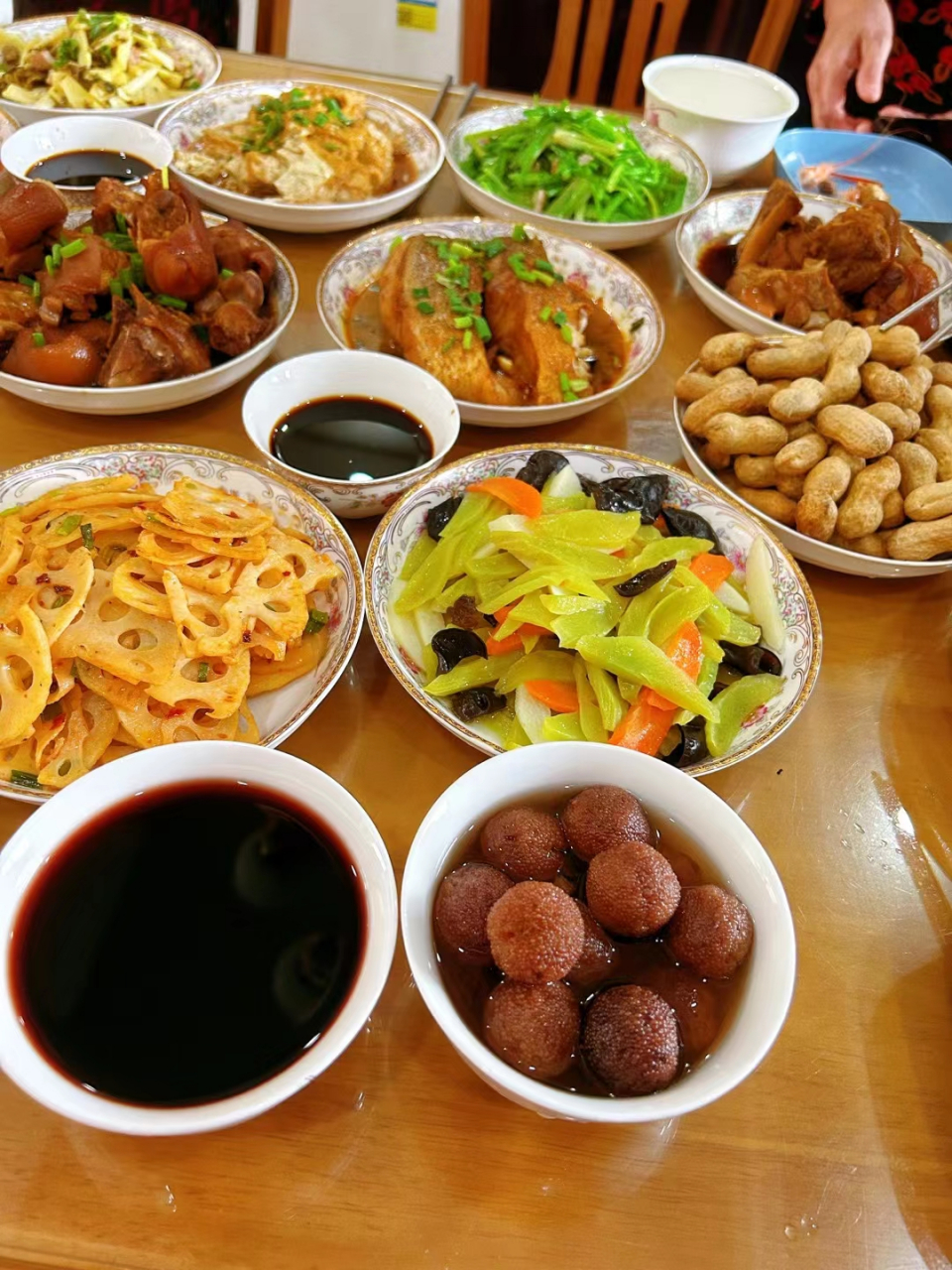 喜欢江浙菜的小精致,什么菜都是小小一碟,做得份外精致,摆得满满一桌